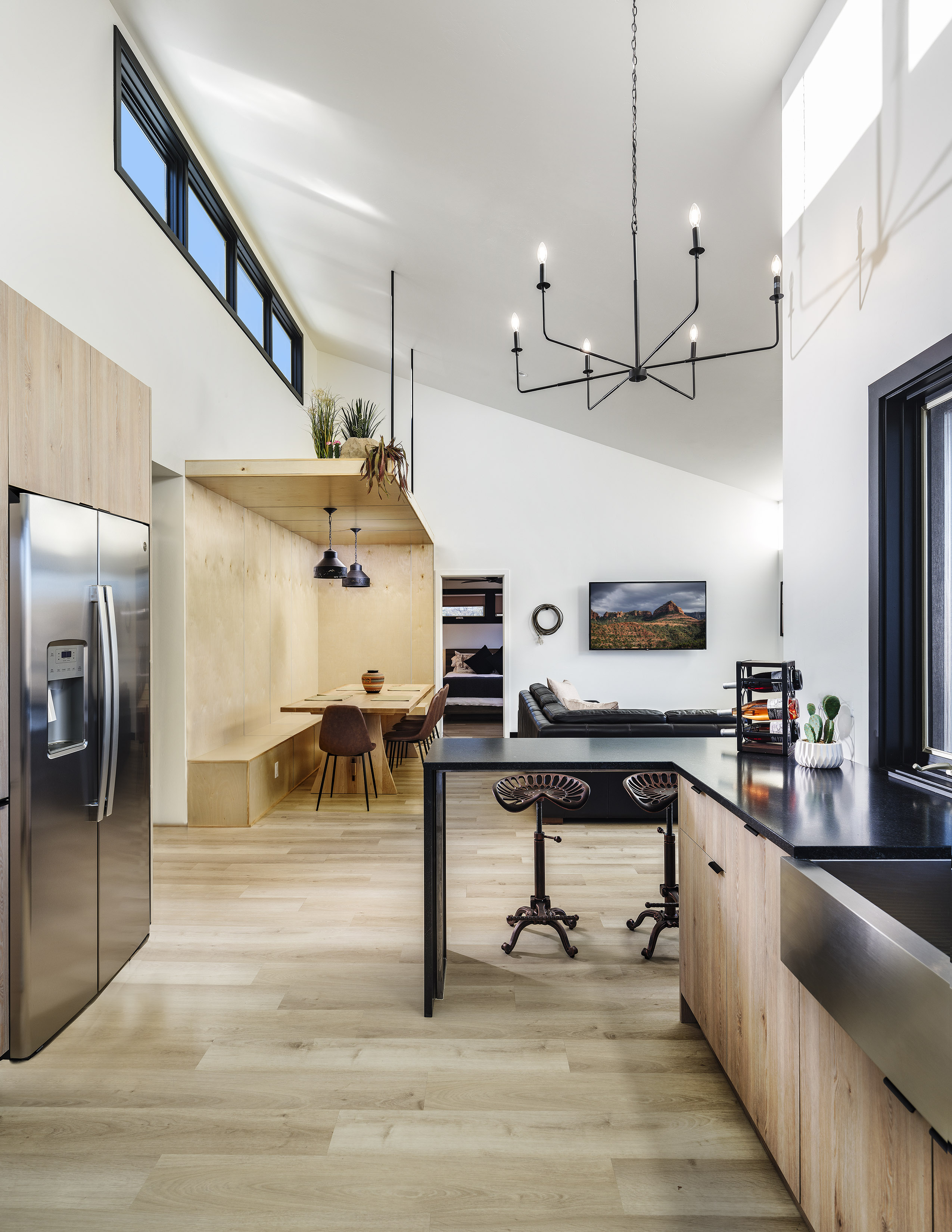 Tu'nlii House — Spacious Creekfront Residence